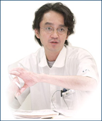 院長：川里　邦夫
